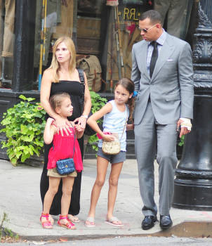 Alex Rodríguez y Cynthia Scurtis junto a las niñas en una foto de 2012