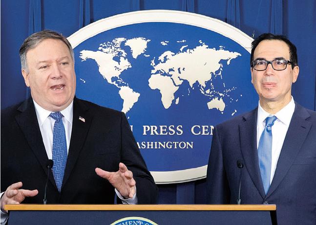 El secretario Mike Pompeo, izquierda, y el secretario del Tesoro, Steven Mnuchin
