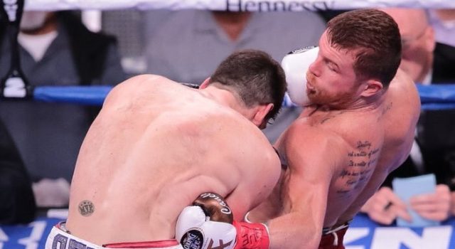 Rocky Fieldeing recibe un golpe en el costado por parte de Saúl "Canelo" Álvarez.