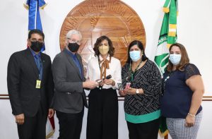 La magnífica rectora, doctora Lily Rodríguez González, entrega souvenirs al Dr. Twelker de la Universidad de Arizona.