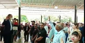 Dr. Fernando Ureña mientras juramenta nuevos miembros 