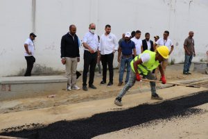 Ing. Andrés Burgos junto a equipo técnico mientras brigadas realizan labores de bacheo 
