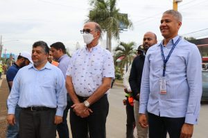 Saúl Abreu, Andrés Burgos y Andrés Cueto en la Av. 27 de Febrero 