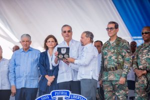 Uribe condecoró al presidente Abinader con la Medalla Conmemorativa de la Restauración.