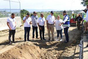 Autoridades supervisan inicio de colocación de tuberías