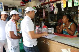 Colaboradores de la Coraasan orientan a los ciudadanos