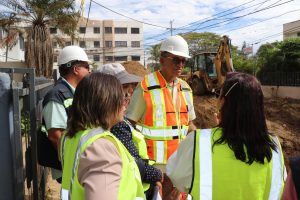 Ing. Andrés Burgos mientras supervisa colector junto a técnicos de la institución 