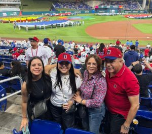 Emely y María Arias, Yolanda Peña de Arias y Plutarco Arias 