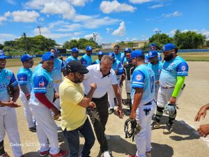Eddy Ortega y Diomedes Girón acompañan a la selección de sóftbol de Coraasan
