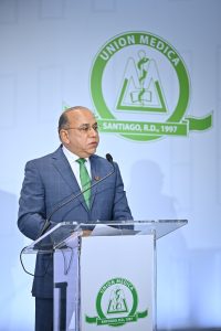 Dr. Plutarco Arias tras recibir reconocimiento Ébano Verde