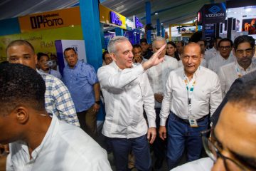 Luis Abinader recorre stand de Expo Cibao 2026