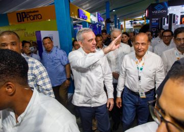 Luis Abinader recorre stand de Expo Cibao 2026